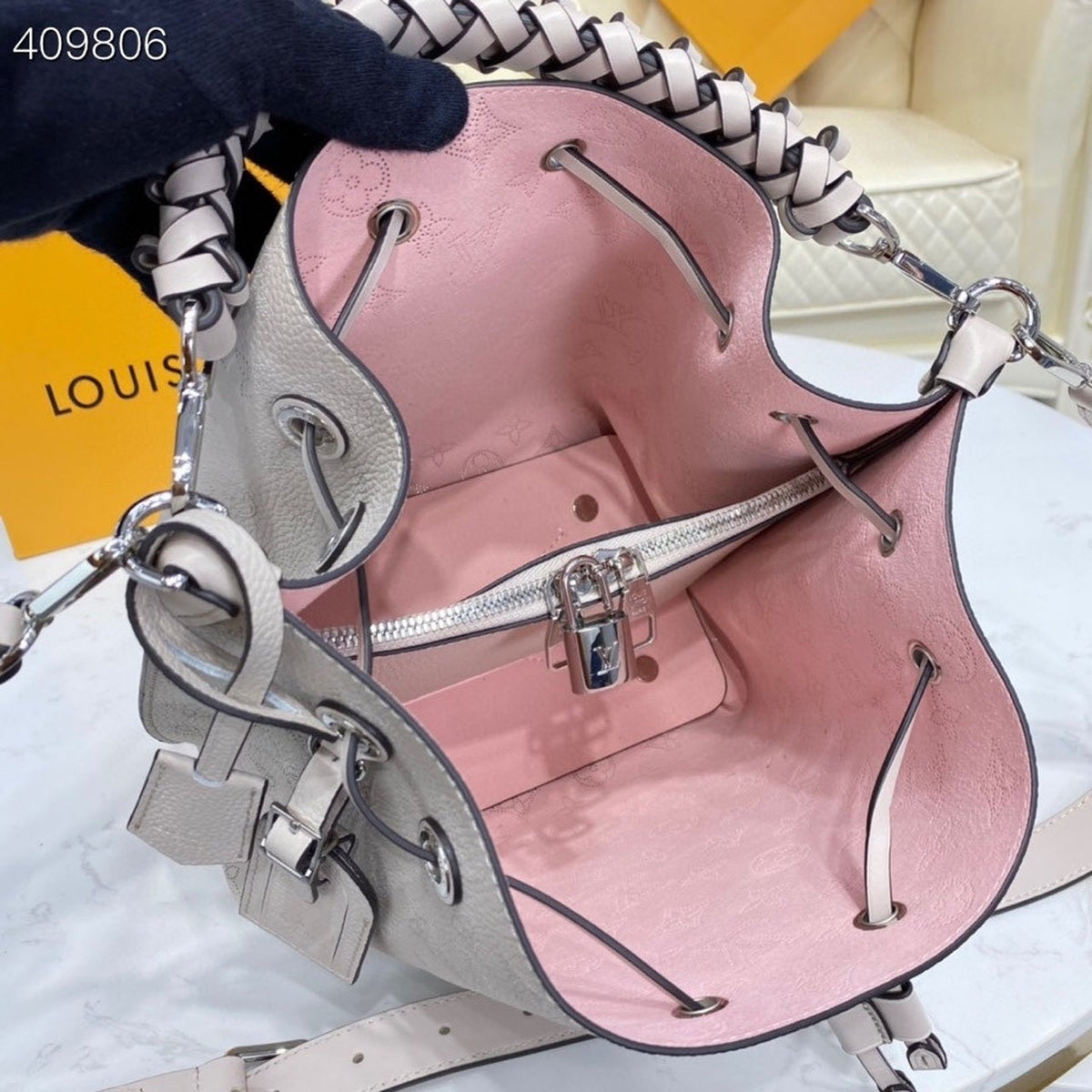 Louis Vuitton Muria Bag 22cm Mahina Calfskin Leather Spring/Summer Collection M57526 Mist – product image 15
