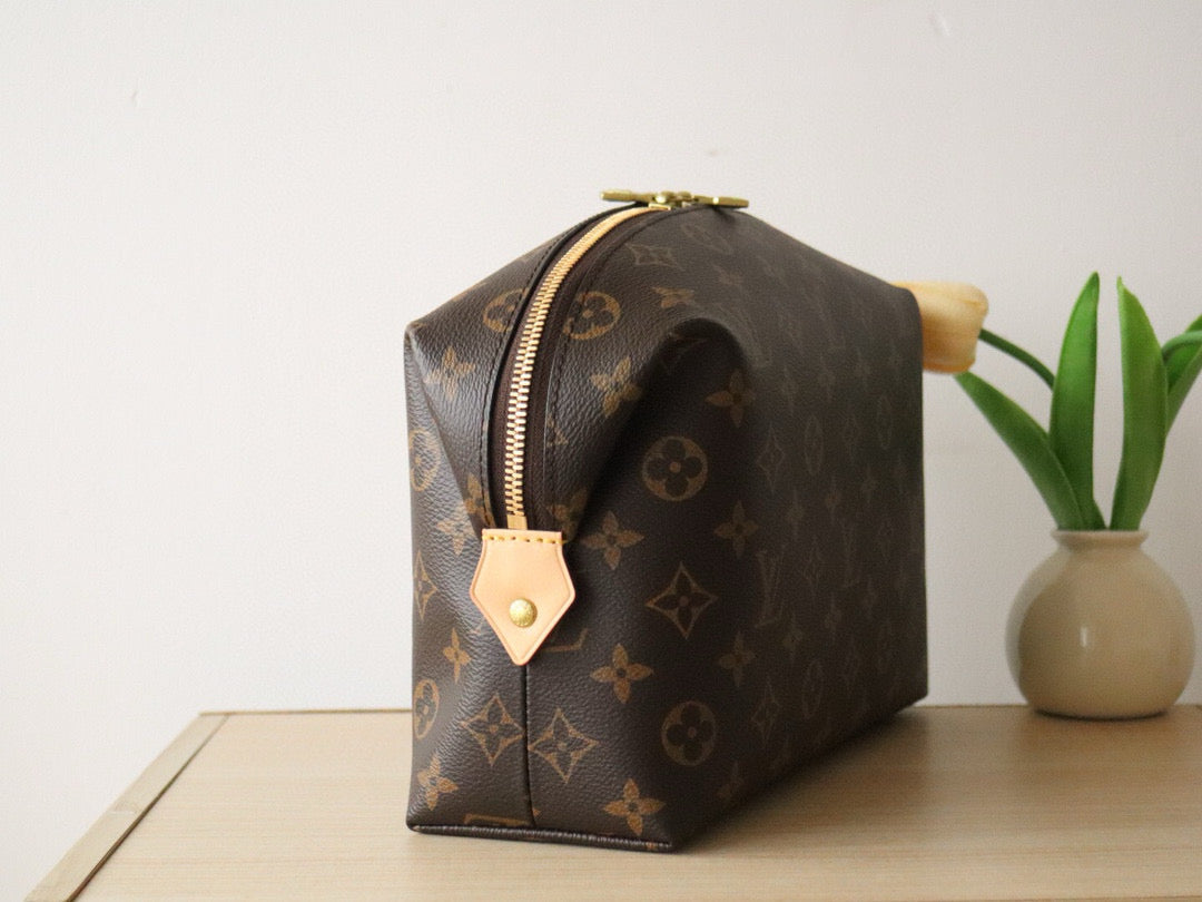 Cosmetic Pouch GM Monogram 27 Cm in Monogram Calfskin