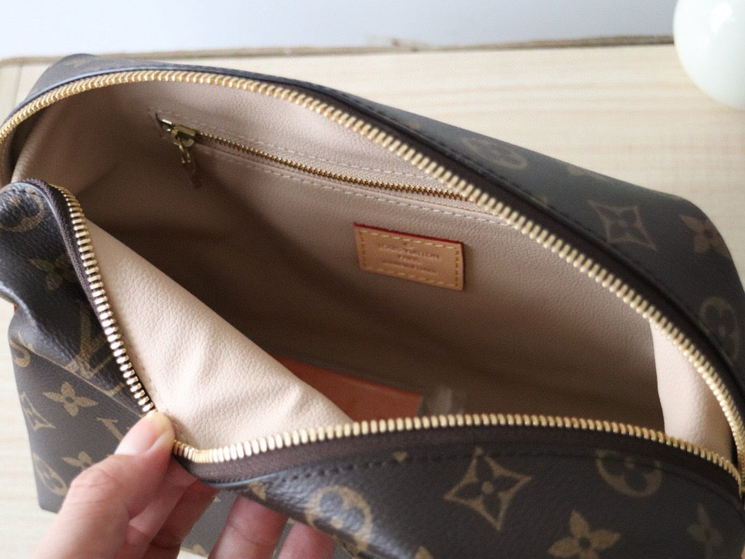 Cosmetic Pouch GM Monogram 27 Cm in Monogram Calfskin