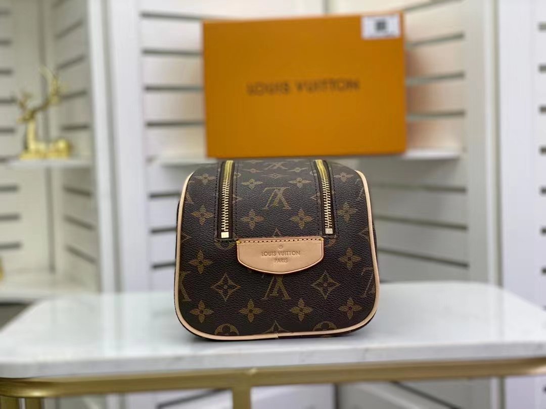 Louis Vuitton King Size Toiletry Bag 28cm Monogram Canvas Spring/Summer Collection M47528 Brown – product image 3