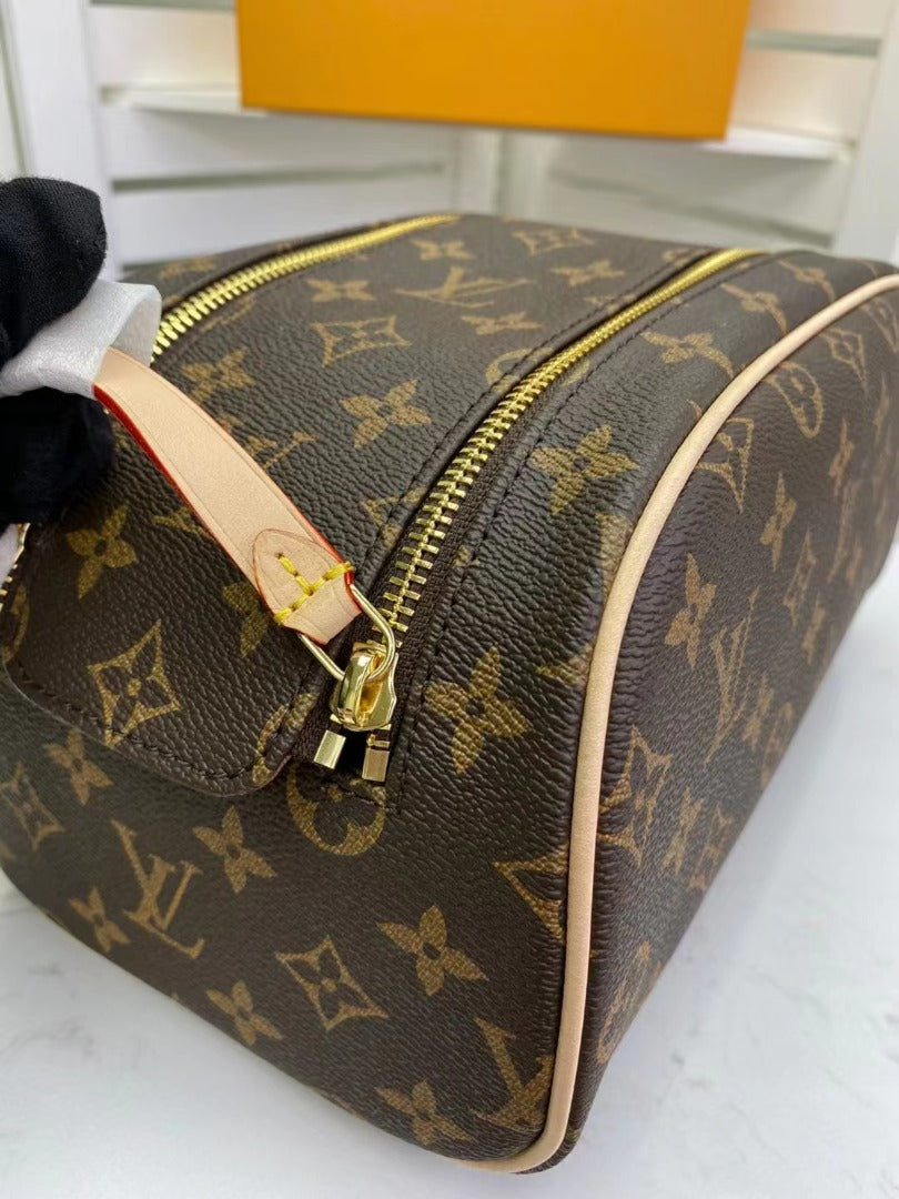 Louis Vuitton King Size Toiletry Bag 28cm Monogram Canvas Spring/Summer Collection M47528 Brown – product image 4
