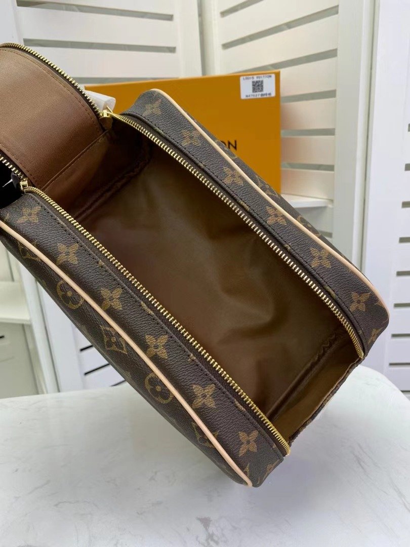 Louis Vuitton King Size Toiletry Bag 28cm Monogram Canvas Spring/Summer Collection M47528 Brown – product image 5