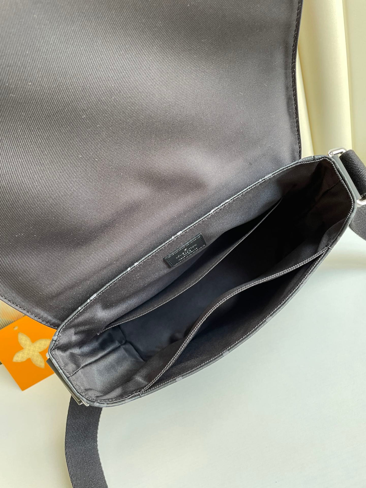 Louis Vuitton M45272 District PM 25cm – product image 4