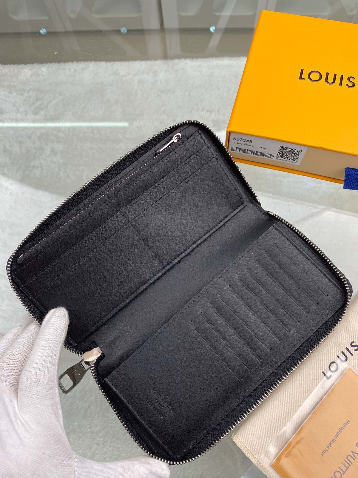 Louis Vuitton Zippy Vertical Wallet 20cm – product image 2