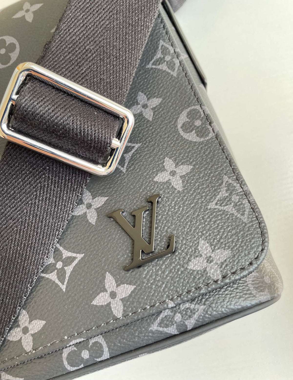 Louis Vuitton M45272 District PM 25cm – product image 3