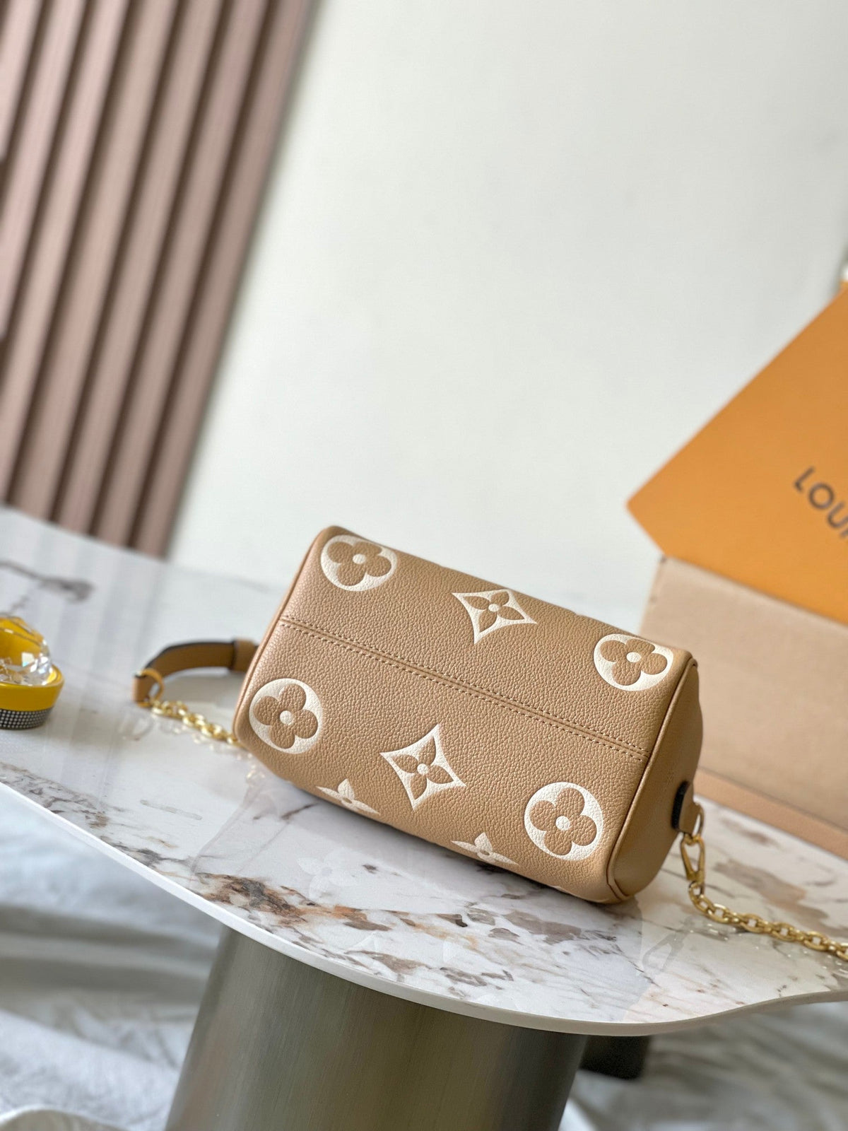 Speedy Bandoulière 20 in Milk Tea Monogram Empreinte Leather
