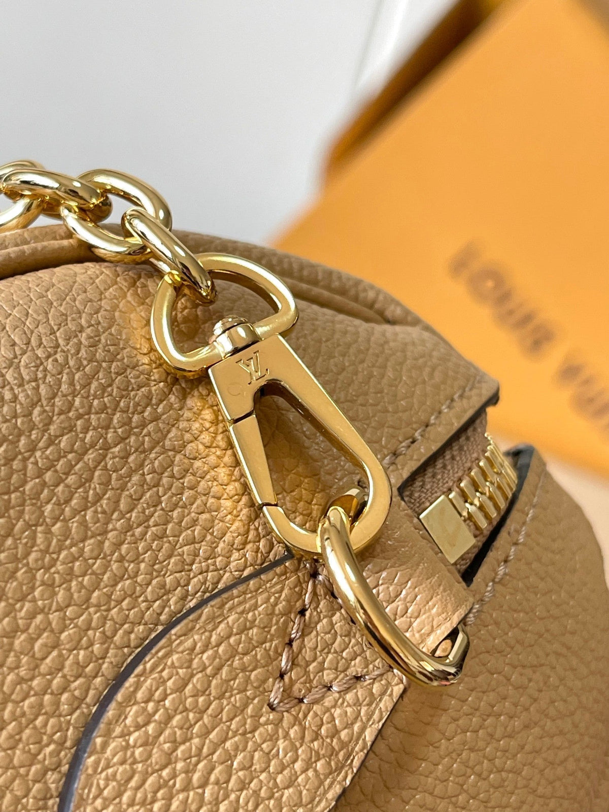 Speedy Bandoulière 20 in Milk Tea Monogram Empreinte Leather