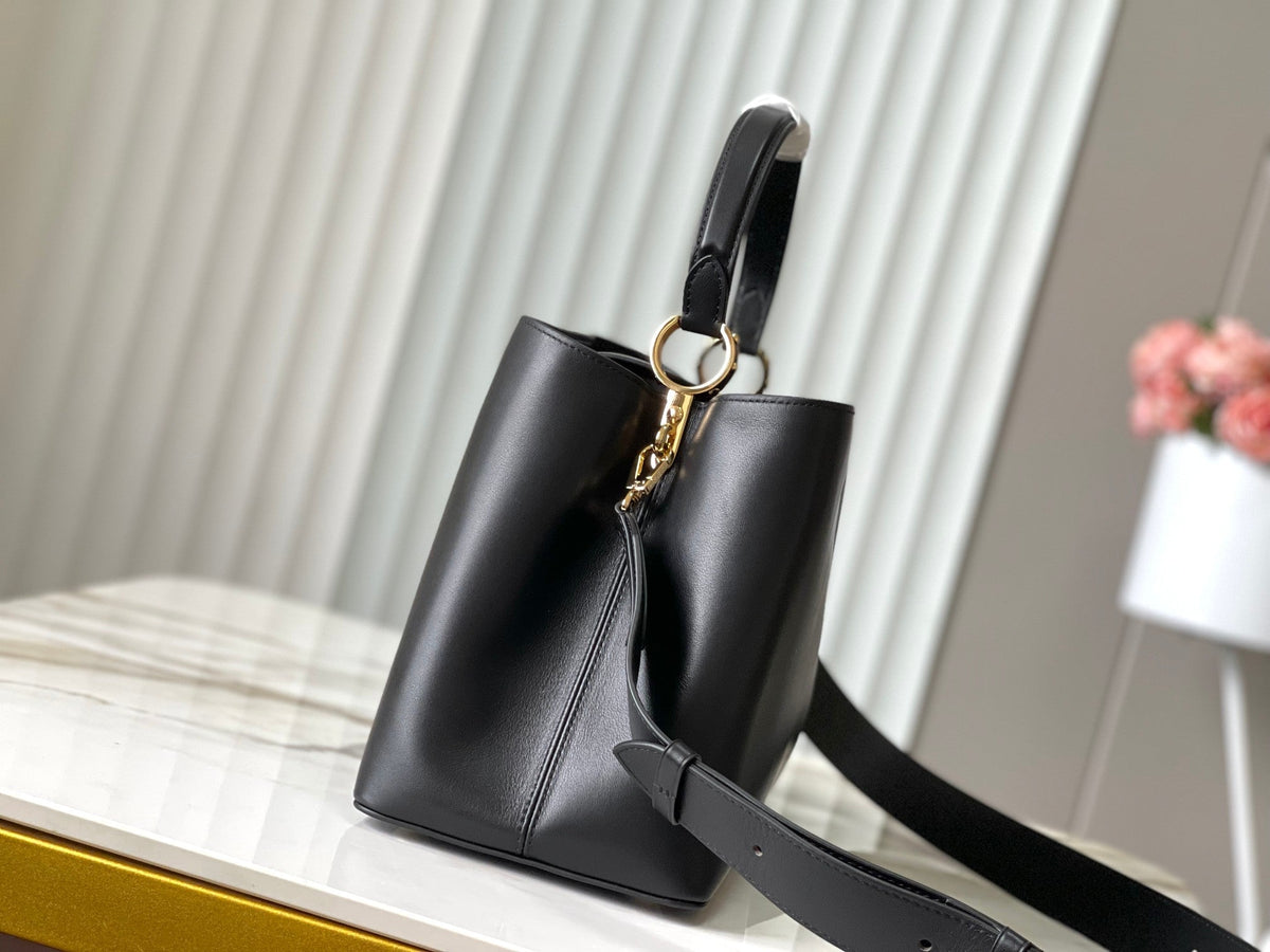 Capucines Souple GM 38 in Black Smooth Calfskin Gold Hardware