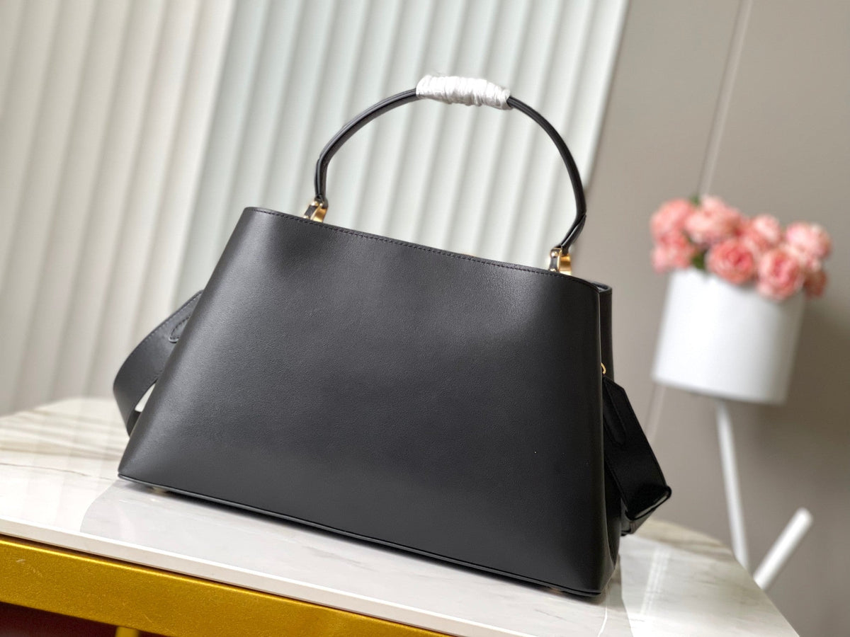 Capucines Souple GM 38 in Black Smooth Calfskin Gold Hardware