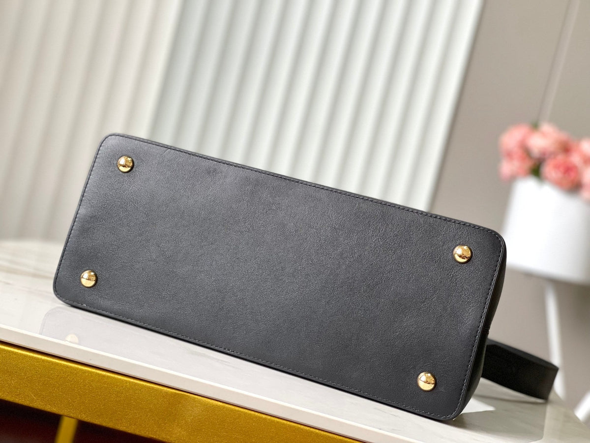 Capucines Souple GM 38 in Black Smooth Calfskin Gold Hardware