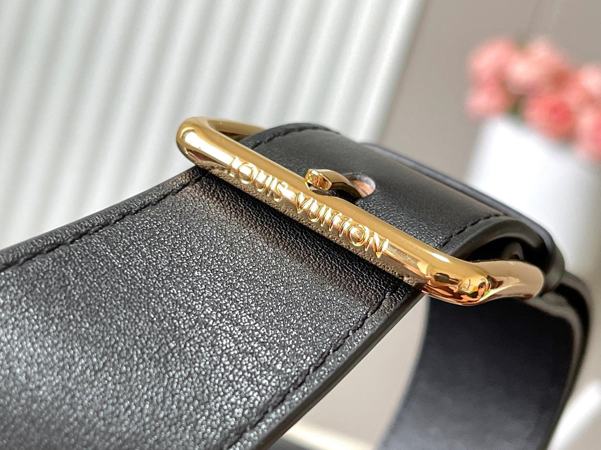 Capucines Souple GM 38 in Black Smooth Calfskin Gold Hardware