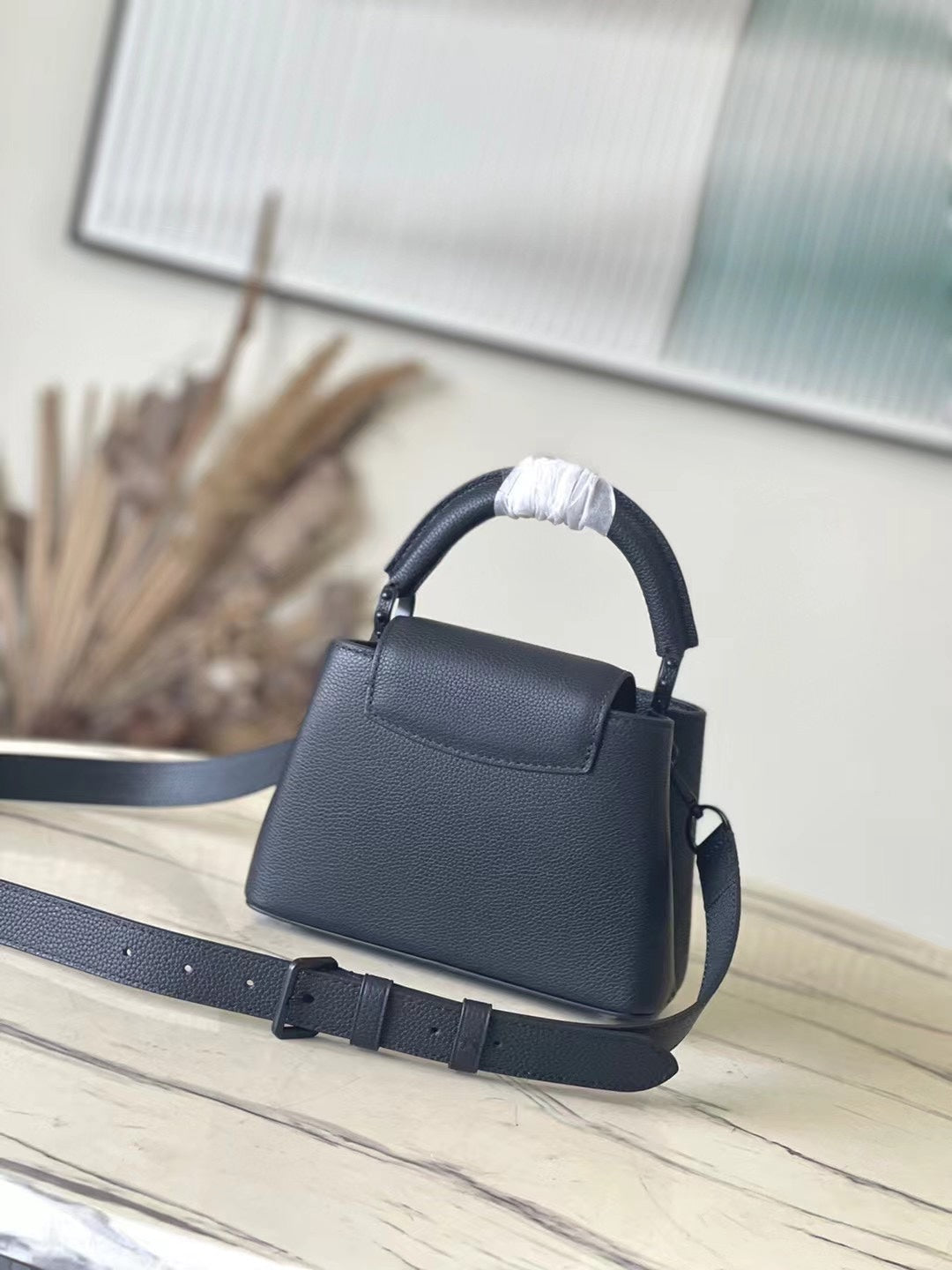 Capucines East-west Mini 21 in Black Taurillon