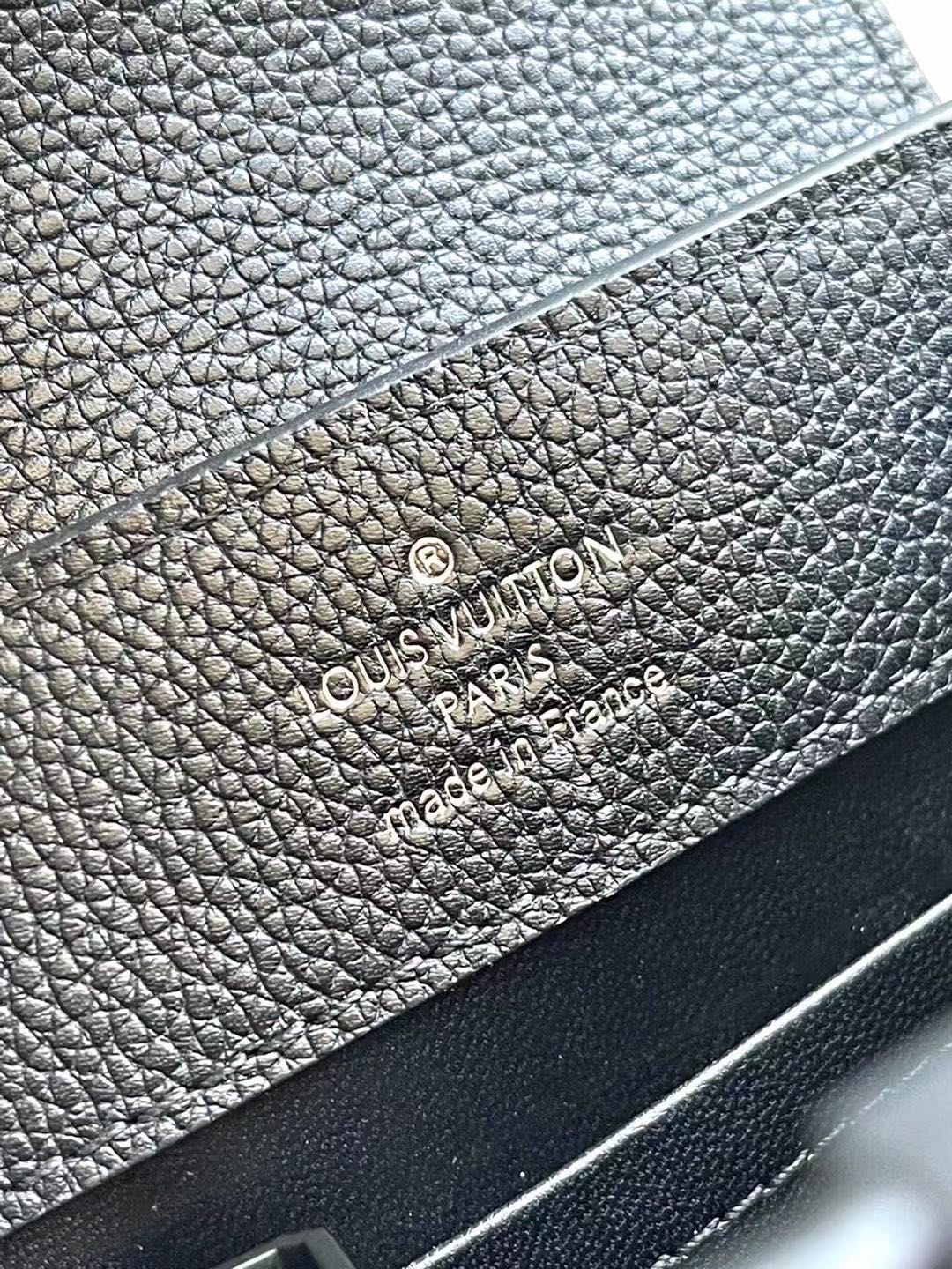 Capucines East-west Mini 21 in Black Taurillon