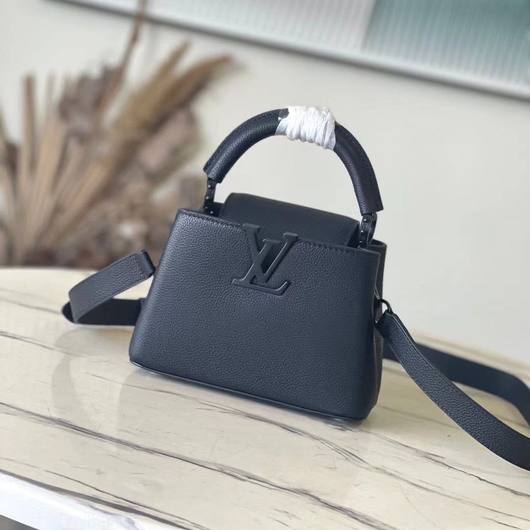 Capucines East-west Mini 21 in Black Taurillon