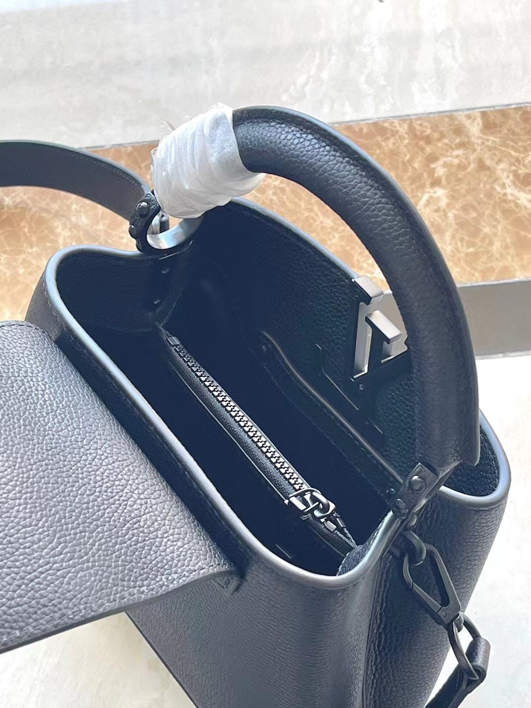 Capucines East-west Mini 21 in Black Taurillon