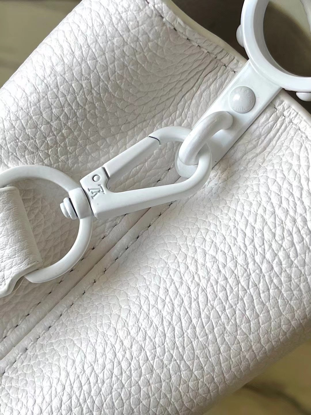 Capucines East-west Mini 21 in White Taurillon