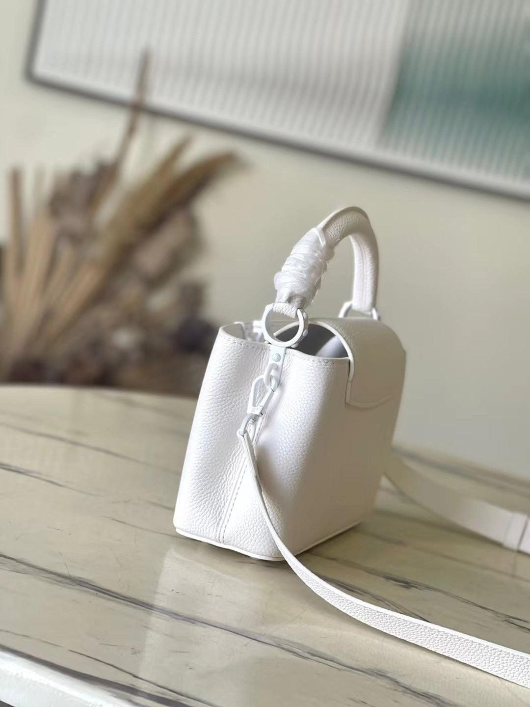 Capucines East-west Mini 21 in White Taurillon