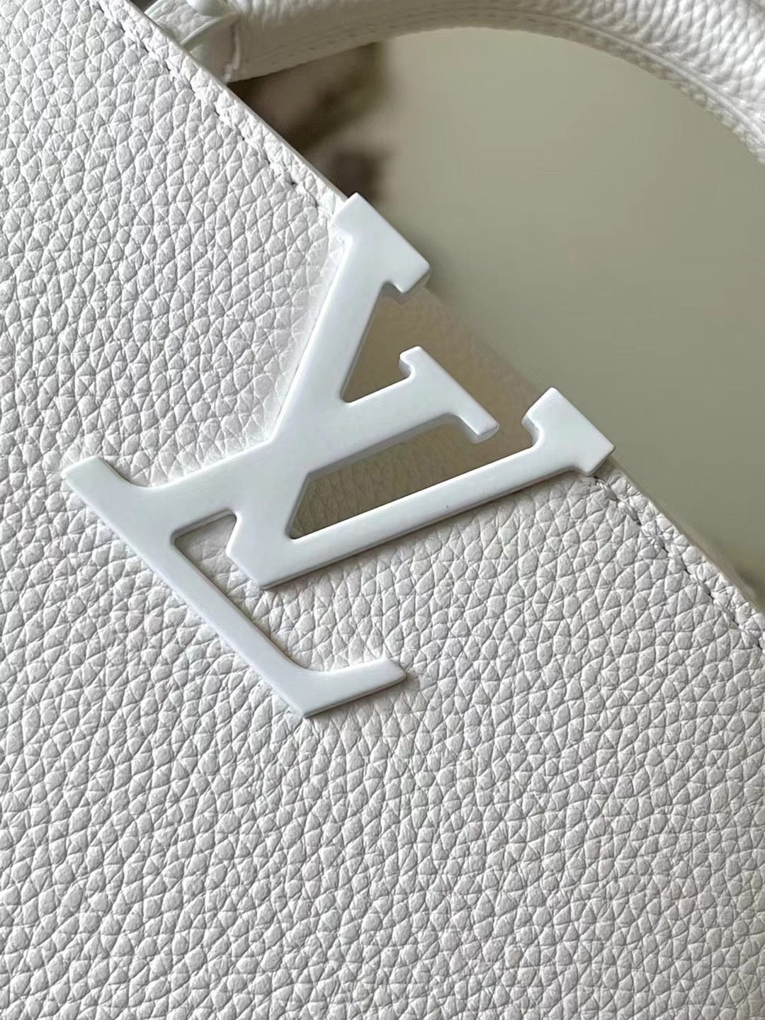 Capucines East-west Mini 21 in White Taurillon