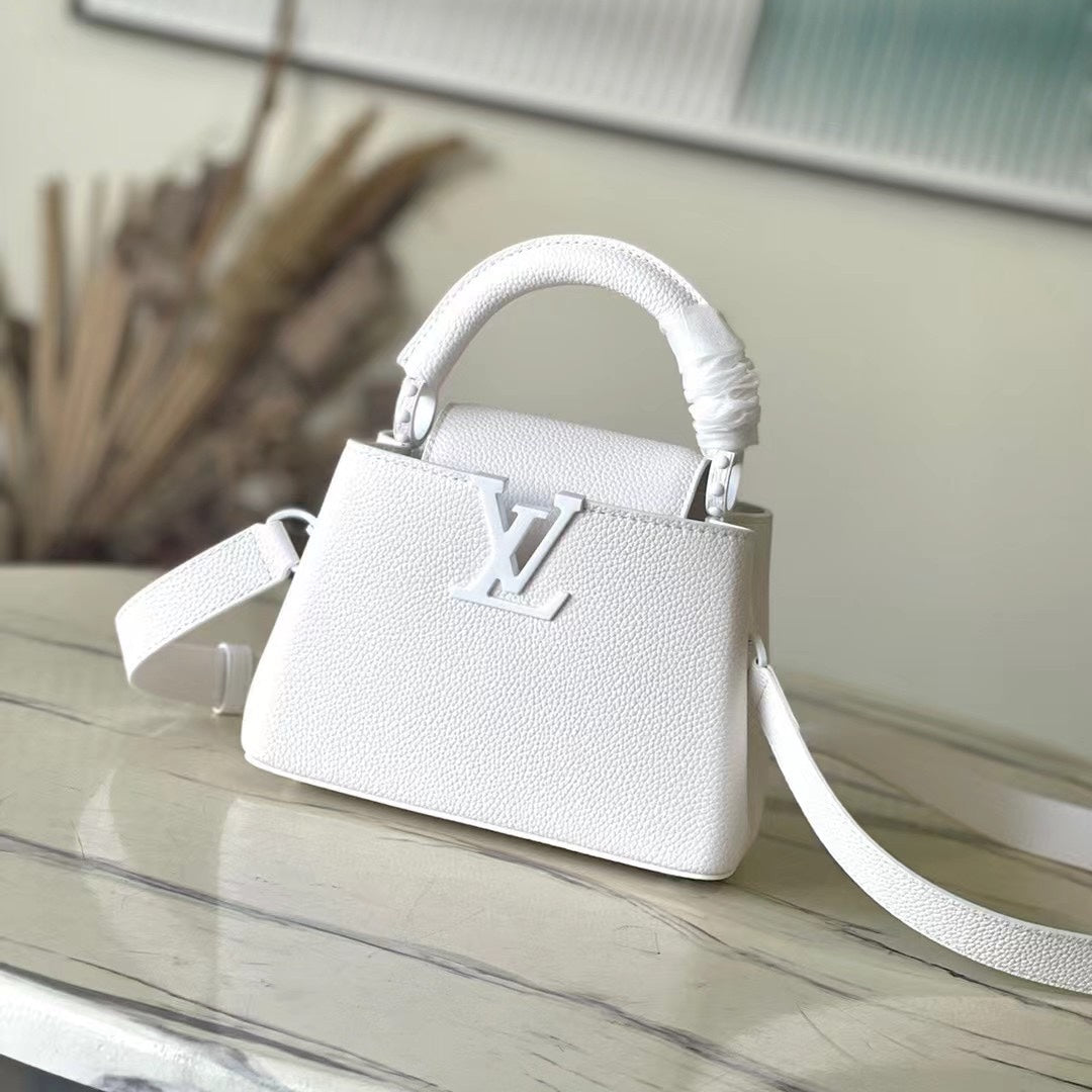 Capucines East-west Mini 21 in White Taurillon