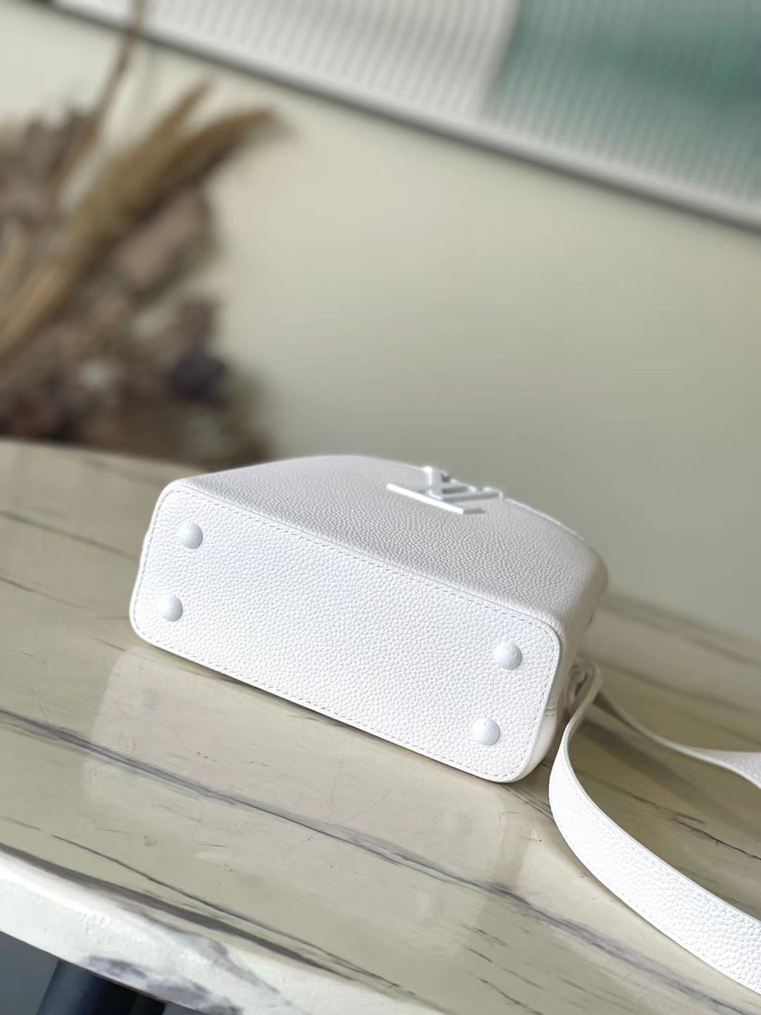 Capucines East-west Mini 21 in White Taurillon