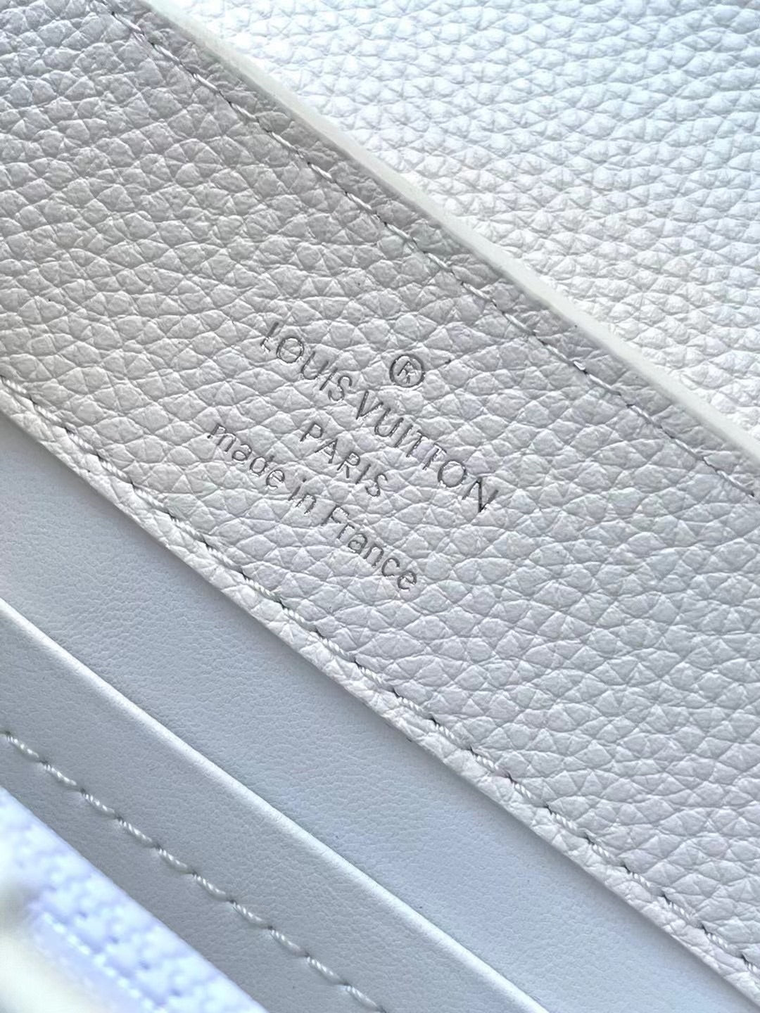 Capucines East-west Mini 21 in White Taurillon