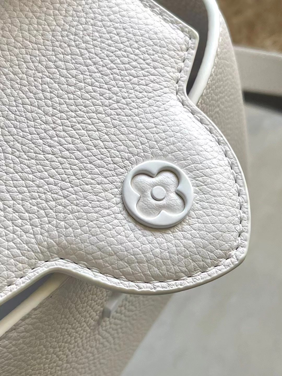 Capucines East-west Mini 21 in White Taurillon