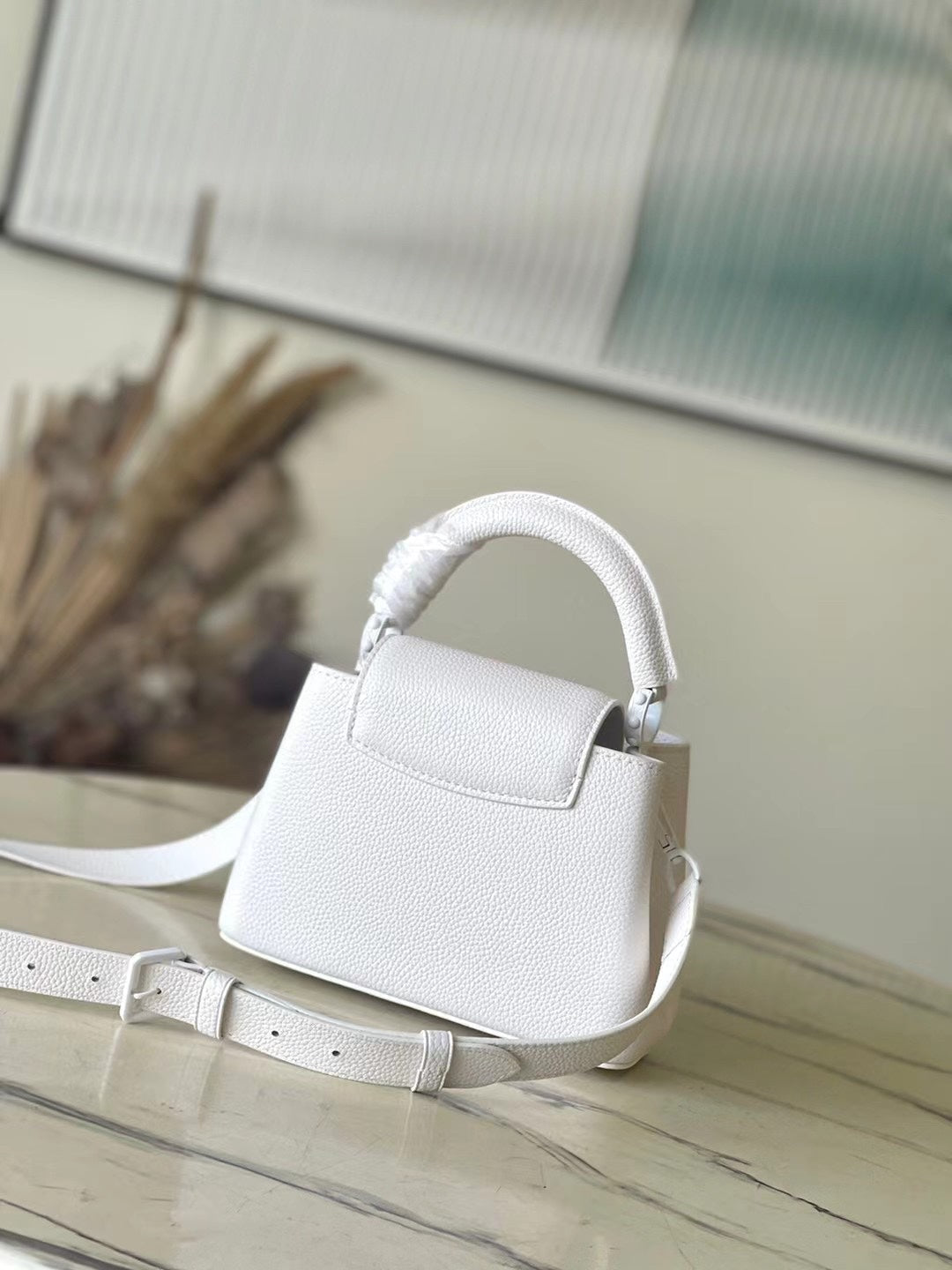Capucines East-west Mini 21 in White Taurillon
