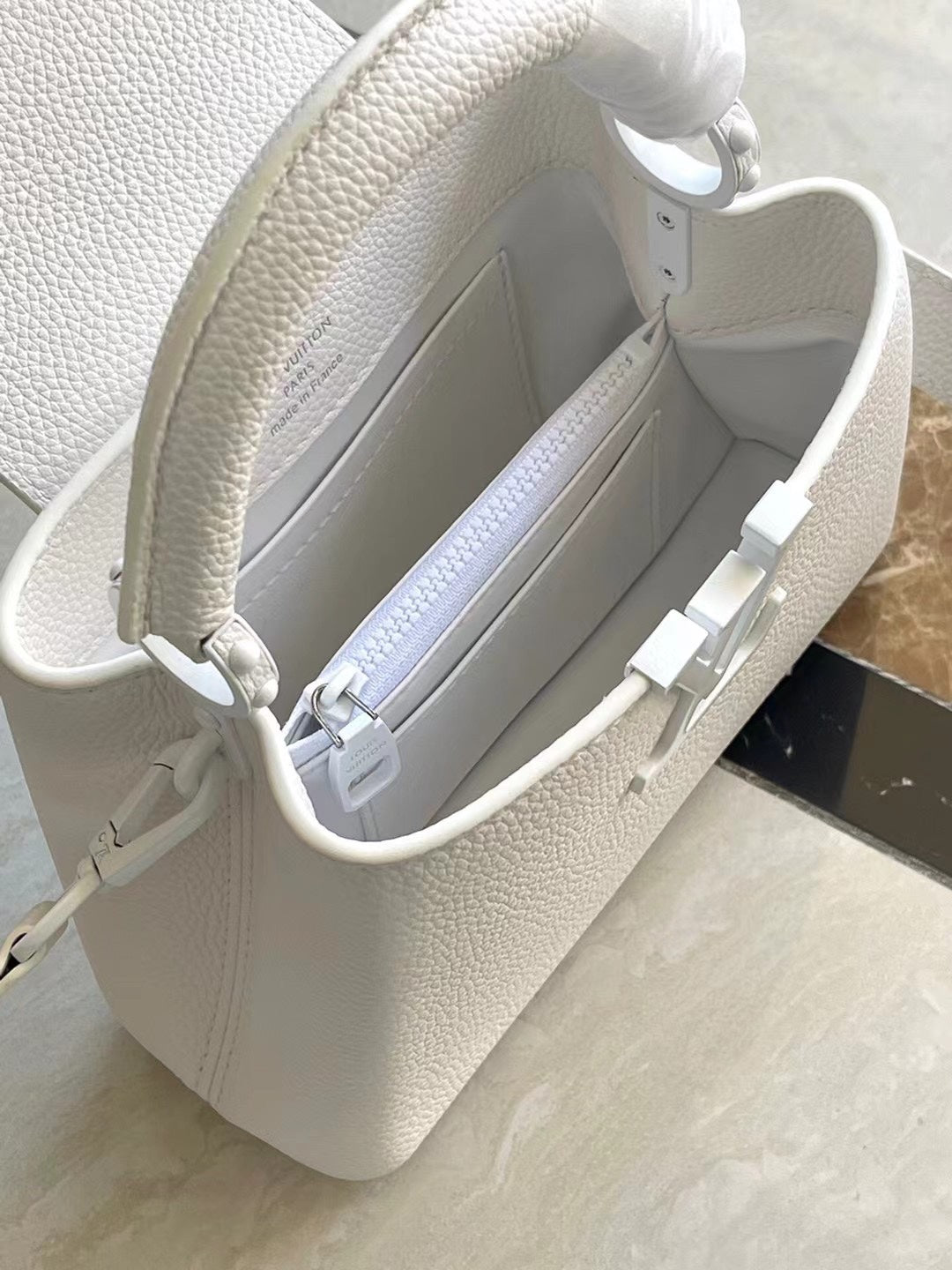 Capucines East-west Mini 21 in White Taurillon