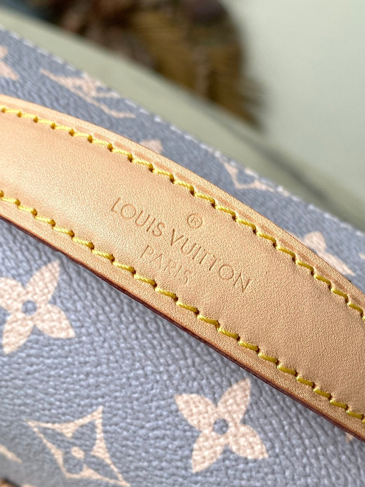 Pochette Métis East West 21 in Gray Cream Monogram Trianon Canvas Gold Hardware