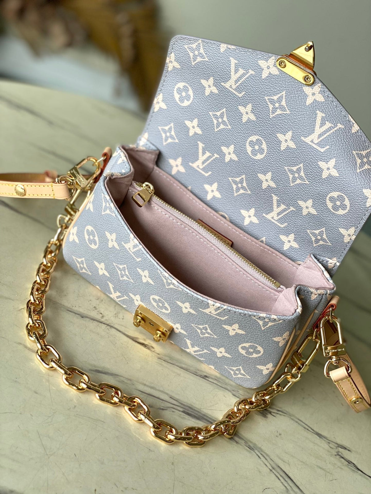 Pochette Métis East West 21 in Gray Cream Monogram Trianon Canvas Gold Hardware
