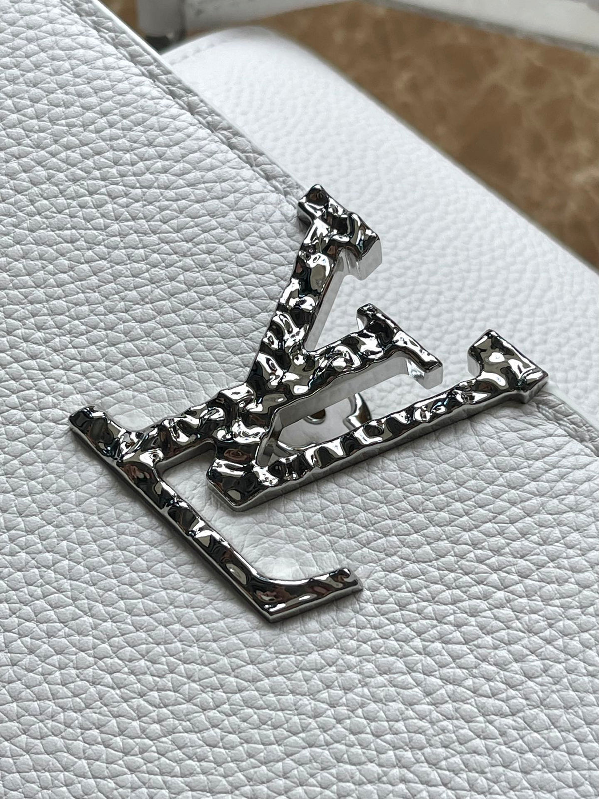 Capucines East-west 33 in White Calfskin Silver Hardware