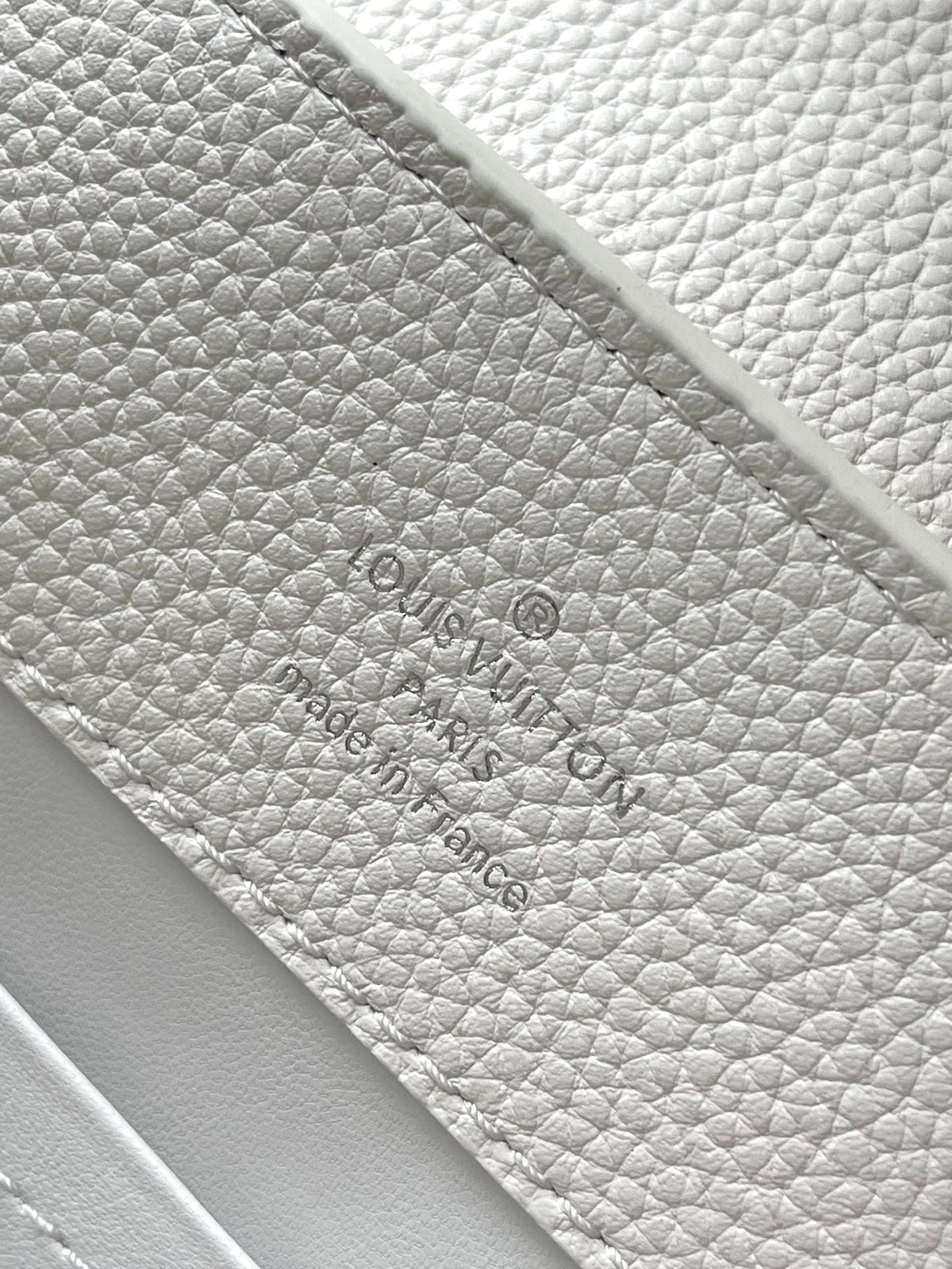 Capucines East-west 33 in White Calfskin Silver Hardware