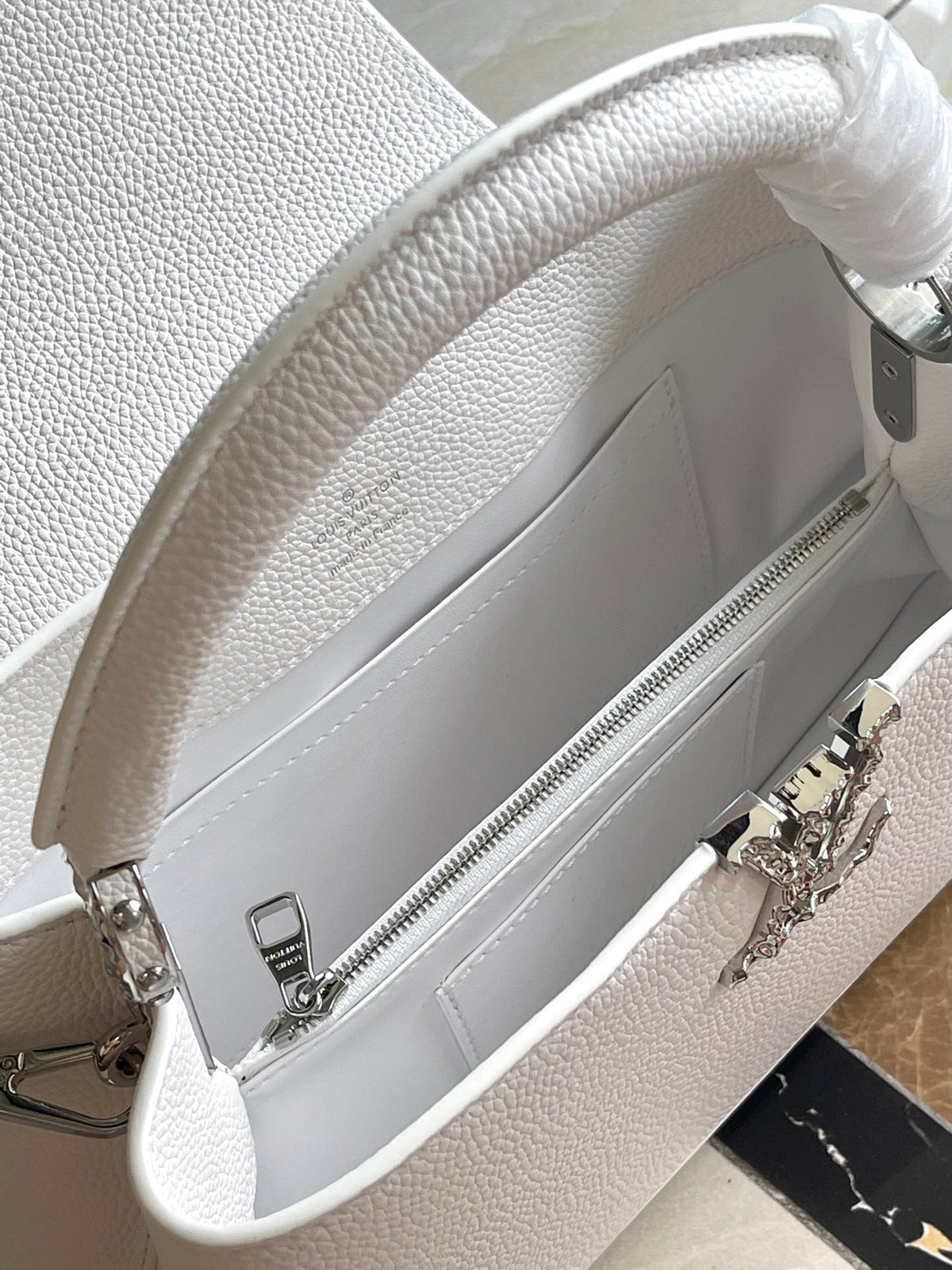 Capucines East-west 33 in White Calfskin Silver Hardware