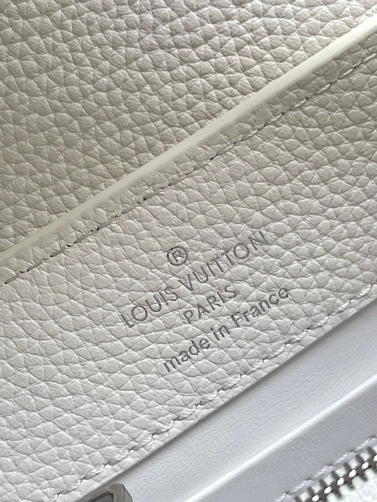 Capucines East-west Mini 22 in White Calfskin Silver Hardware