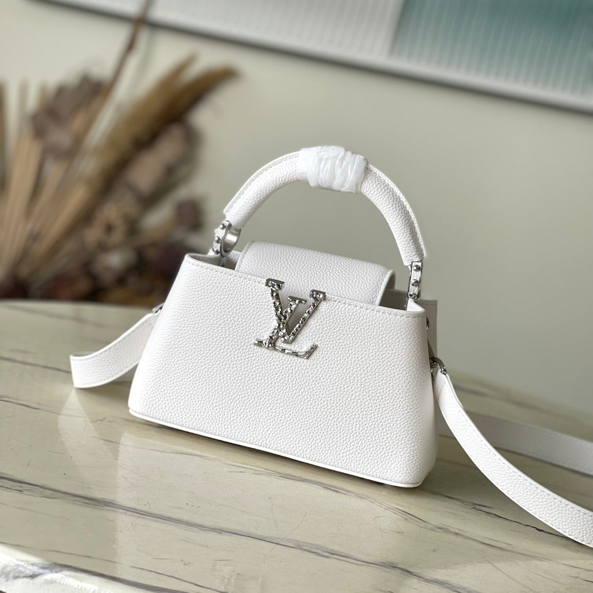 Capucines East-west Mini 22 in White Calfskin Silver Hardware