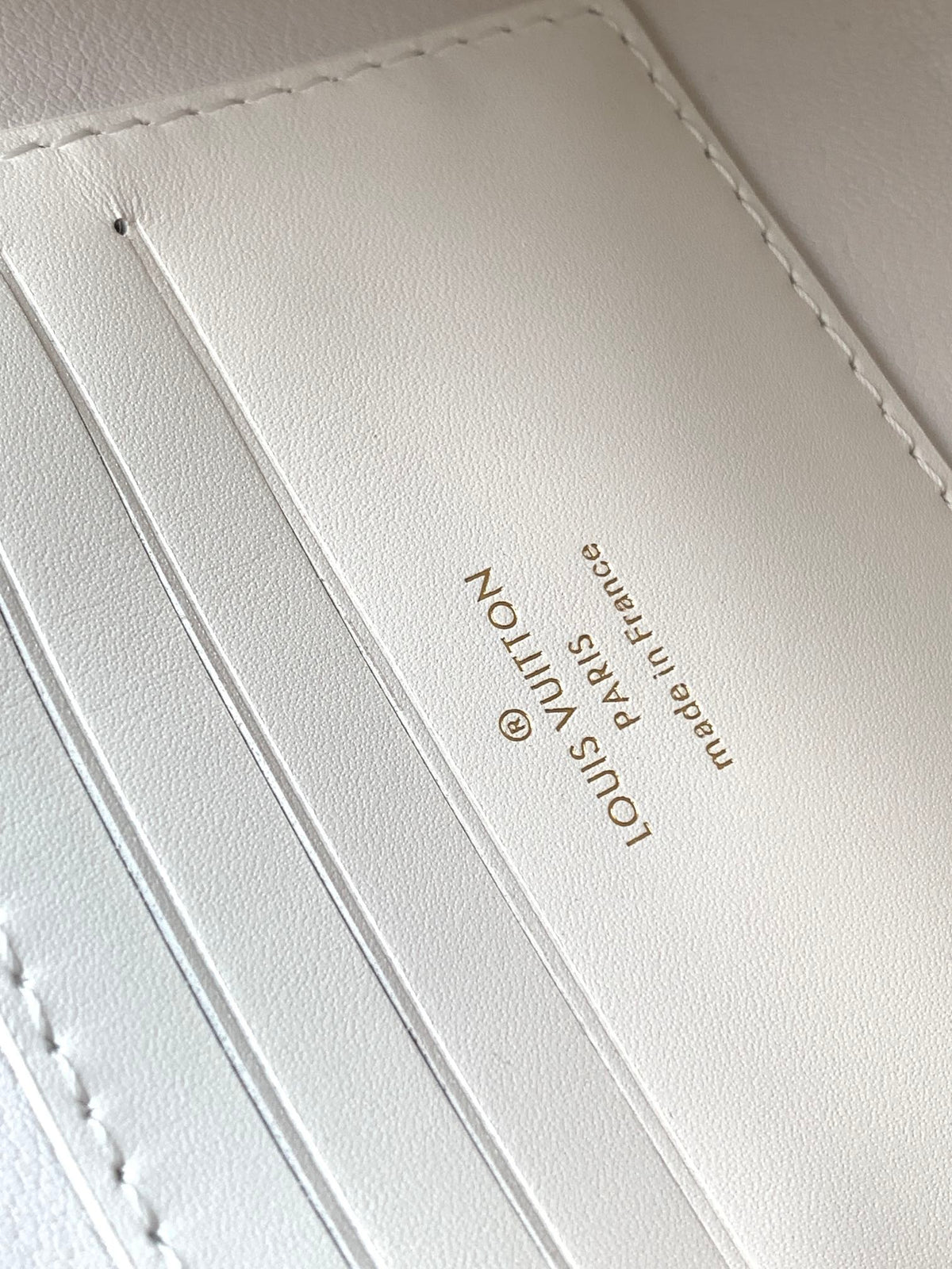 Wallet On Chain Capucines 23 in White Smooth Calfskin Gold Hardware