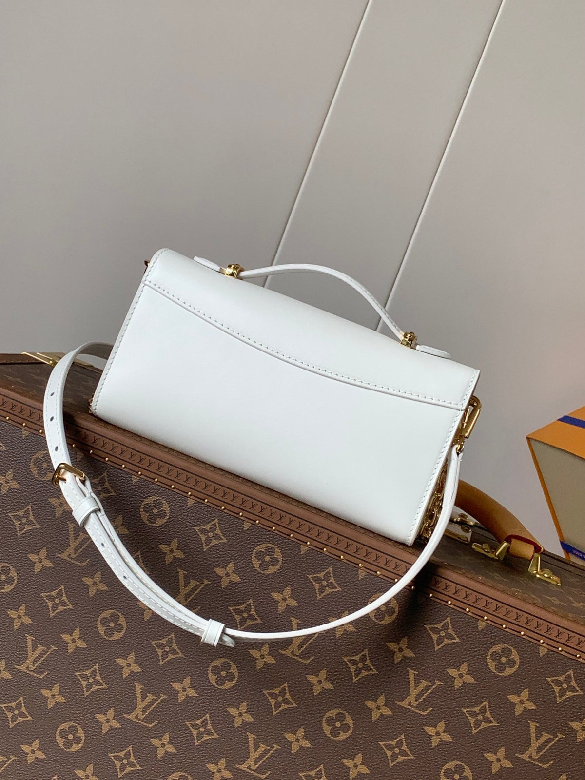 Wallet On Chain Capucines 23 in White Smooth Calfskin Gold Hardware