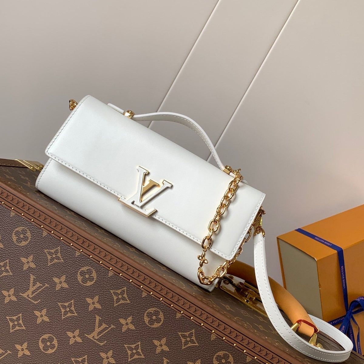 Wallet On Chain Capucines 23 in White Smooth Calfskin Gold Hardware