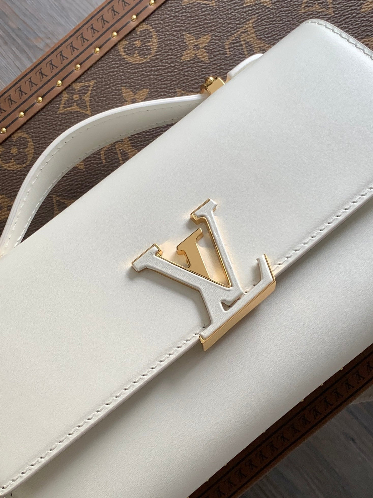 Wallet On Chain Capucines 23 in White Smooth Calfskin Gold Hardware