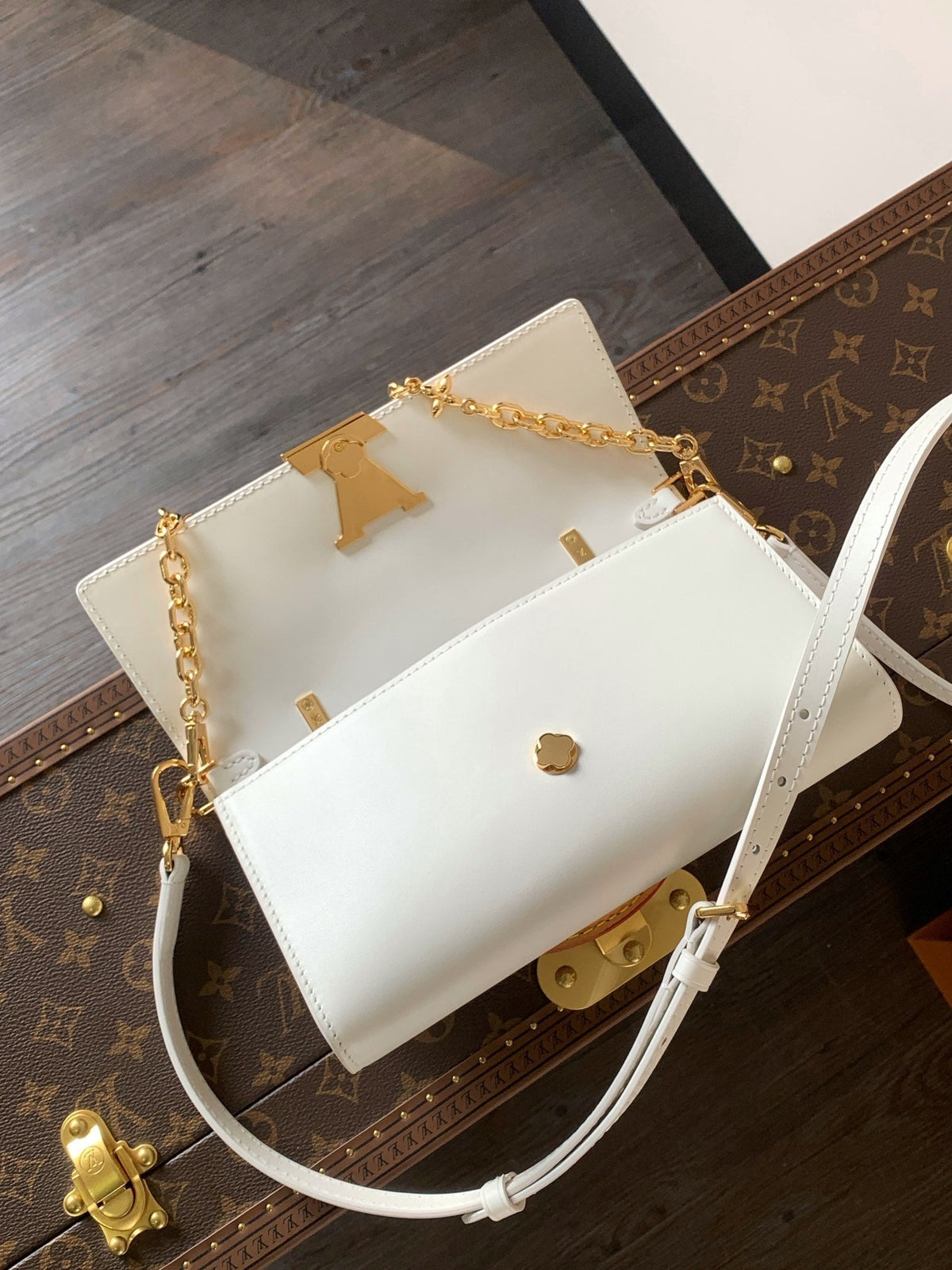 Wallet On Chain Capucines 23 in White Smooth Calfskin Gold Hardware