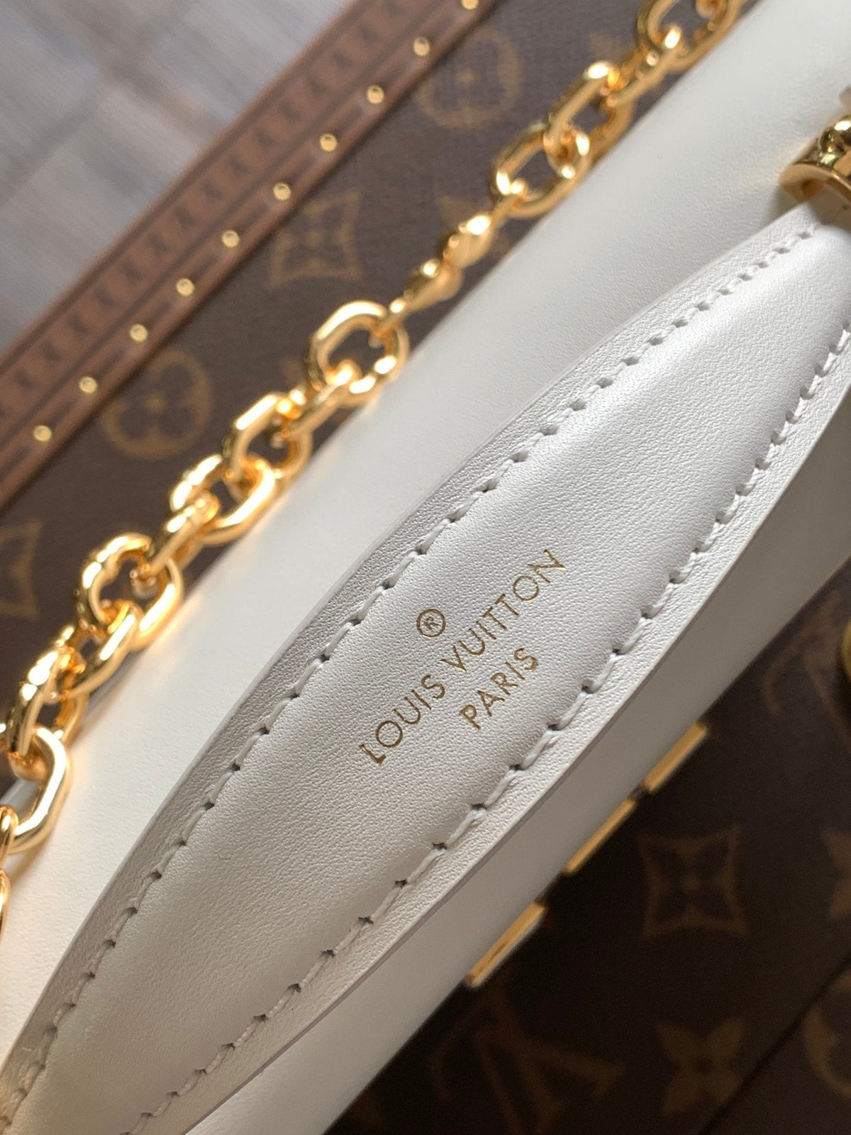 Wallet On Chain Capucines 23 in White Smooth Calfskin Gold Hardware