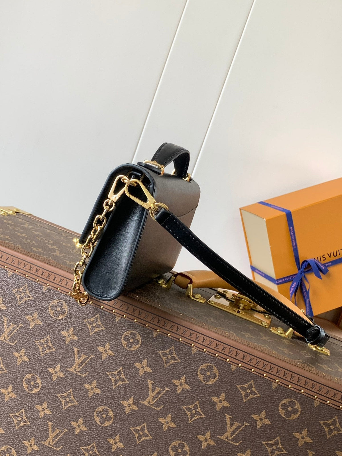 Wallet On Chain Capucines 23 in Black Smooth Calfskin Gold Hardware
