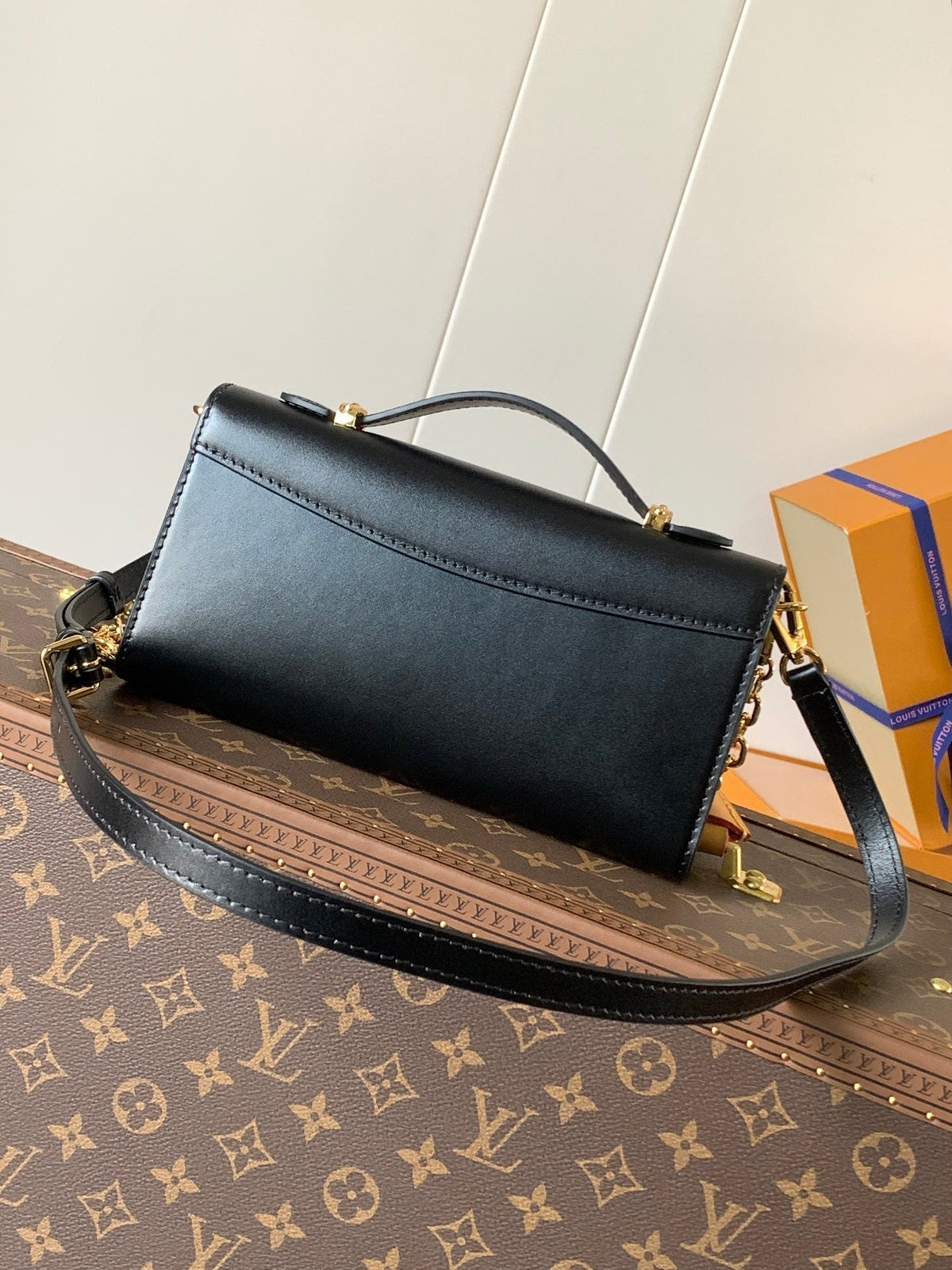 Wallet On Chain Capucines 23 in Black Smooth Calfskin Gold Hardware