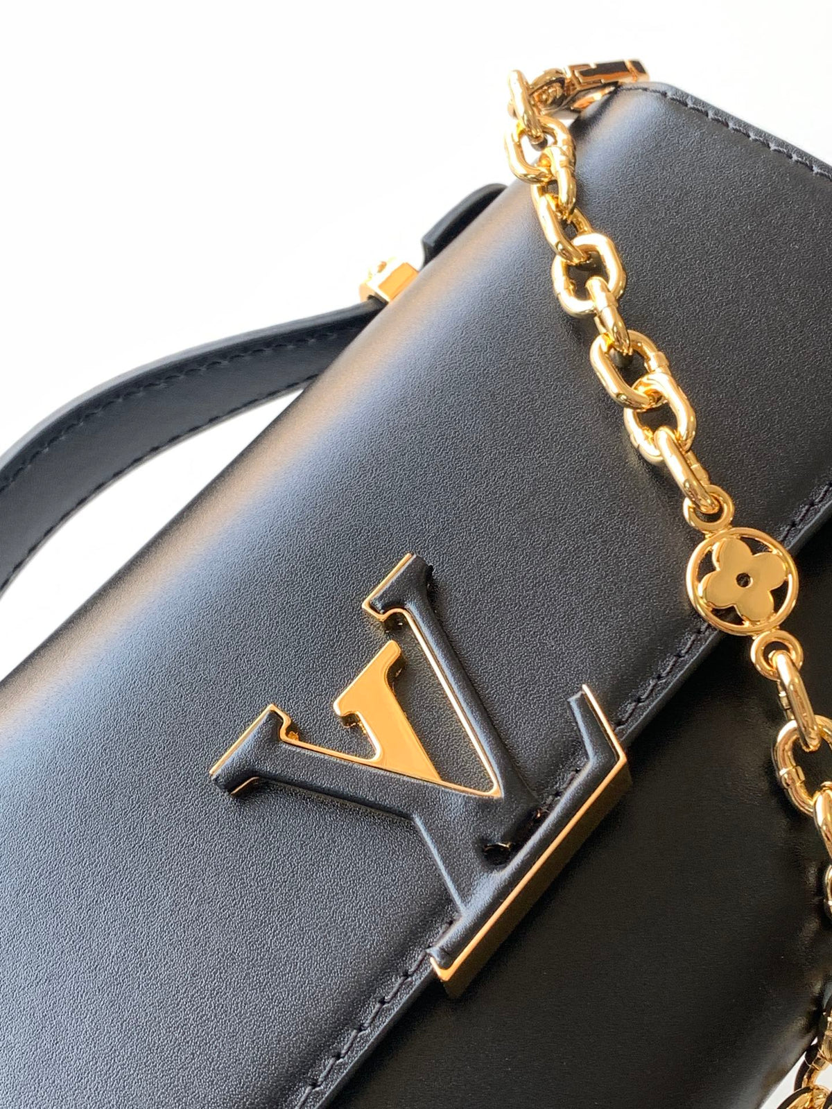 Wallet On Chain Capucines 23 in Black Smooth Calfskin Gold Hardware