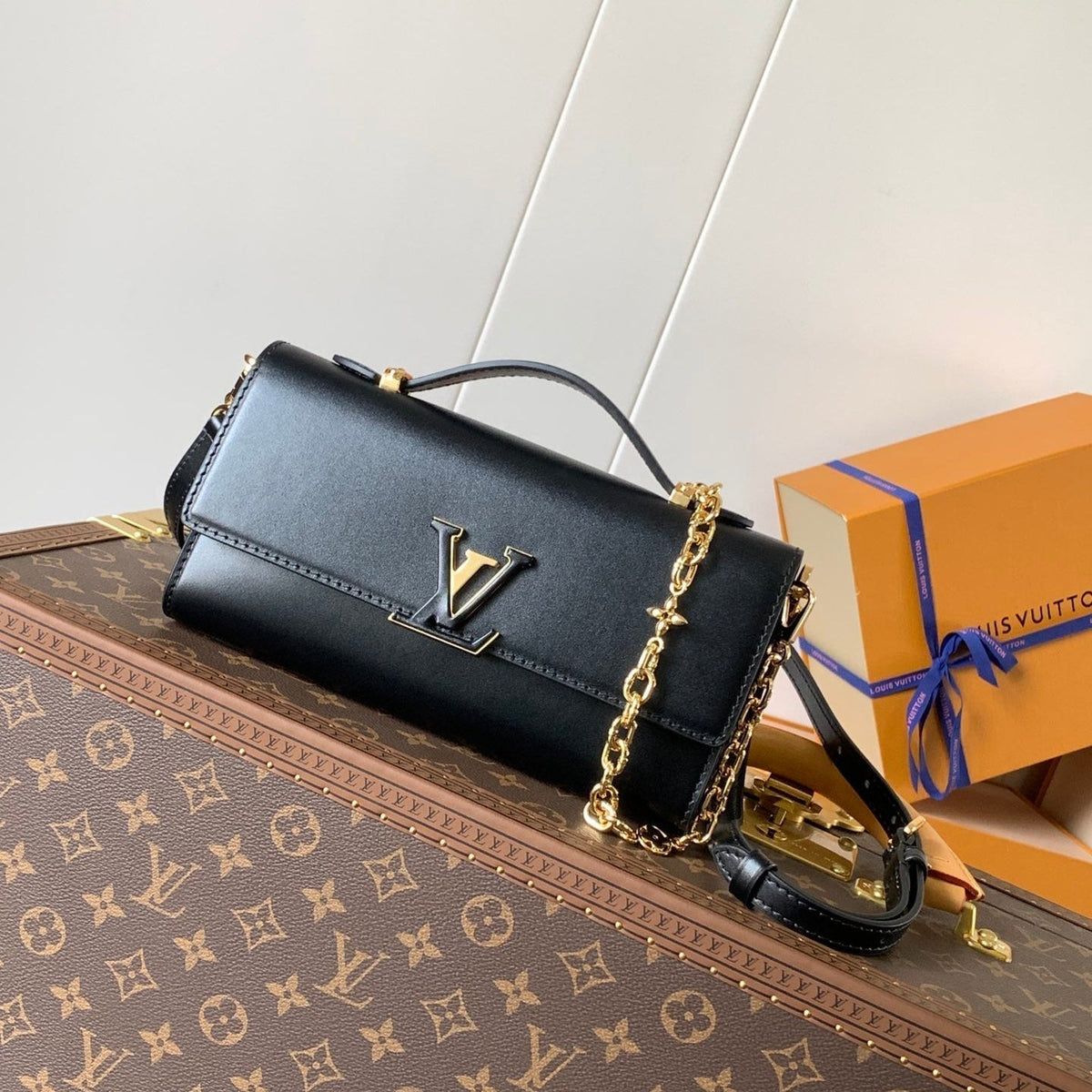 Wallet On Chain Capucines 23 in Black Smooth Calfskin Gold Hardware