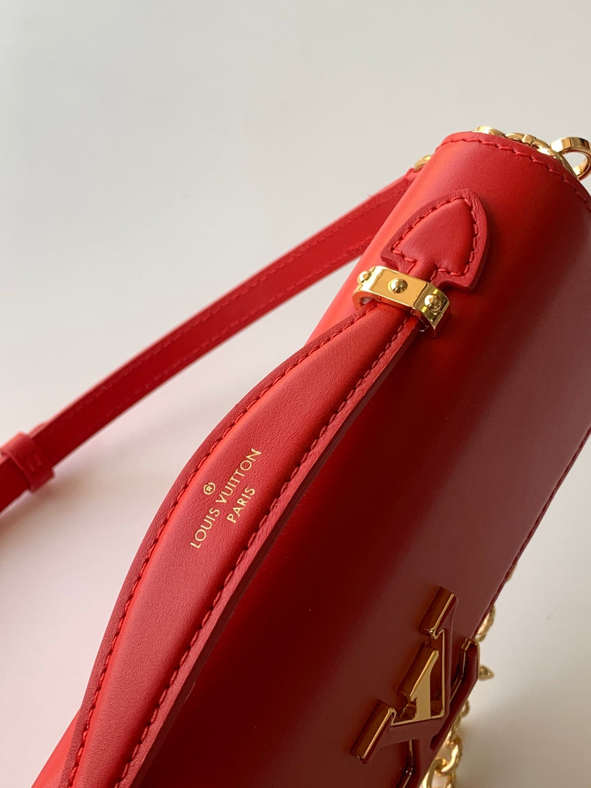 Wallet On Chain Capucines 23 in Red Smooth Calfskin Gold Hardware