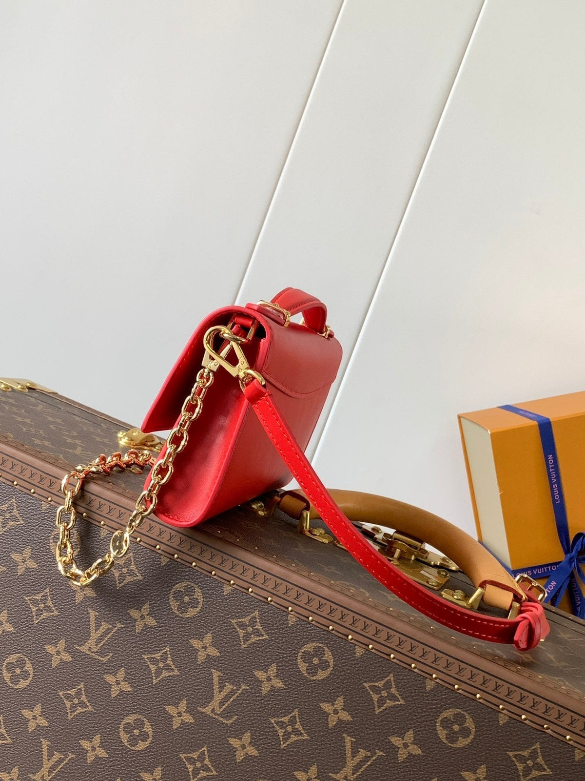 Wallet On Chain Capucines 23 in Red Smooth Calfskin Gold Hardware