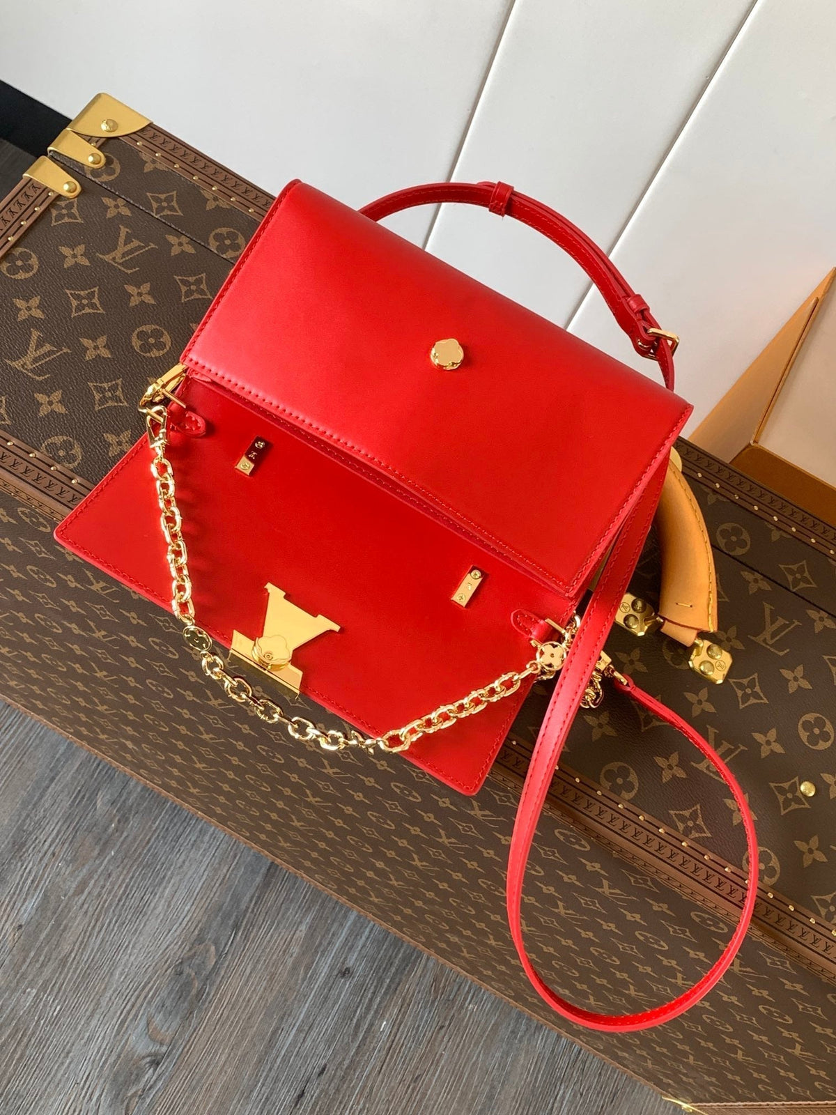Wallet On Chain Capucines 23 in Red Smooth Calfskin Gold Hardware