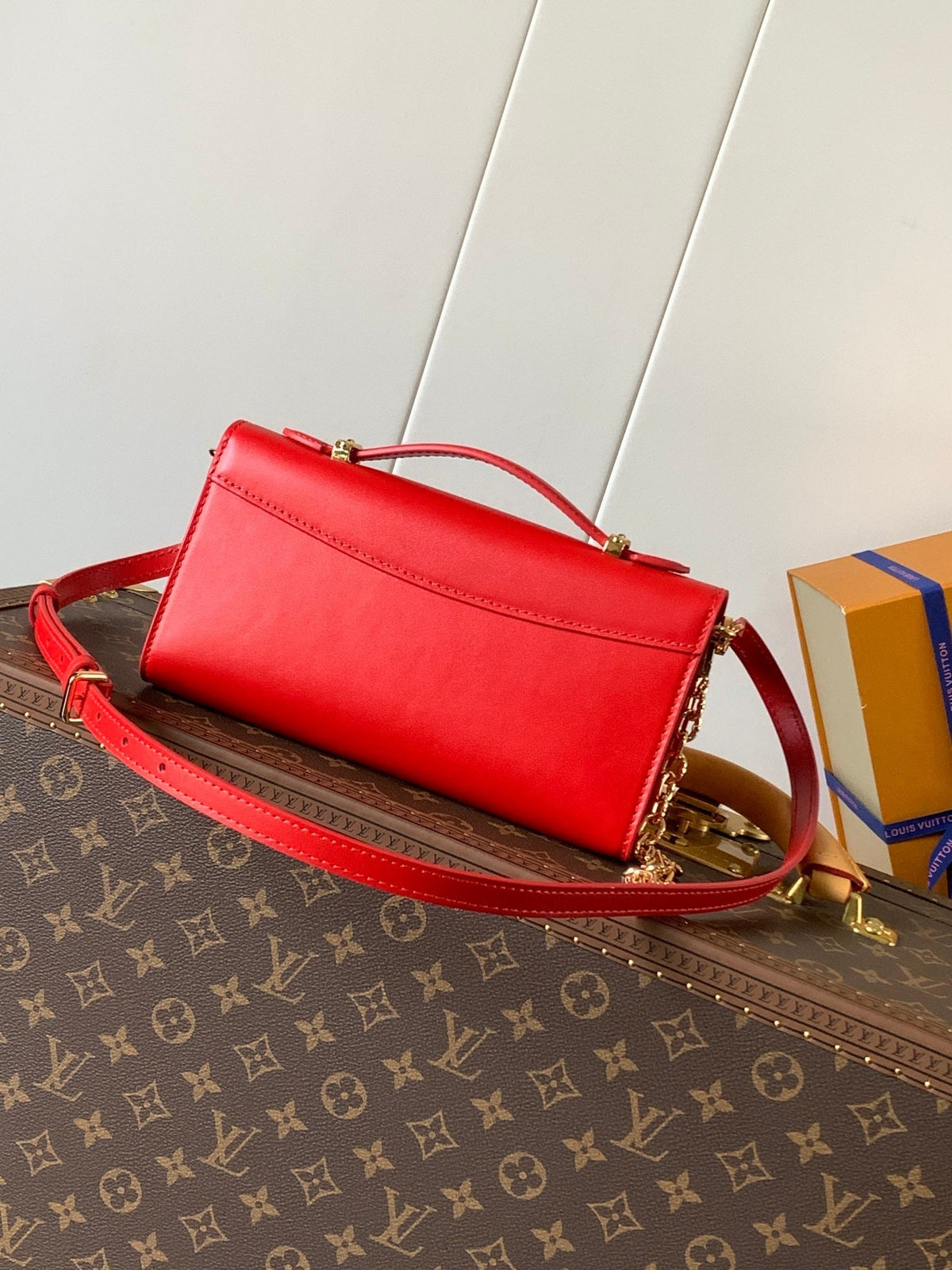 Wallet On Chain Capucines 23 in Red Smooth Calfskin Gold Hardware