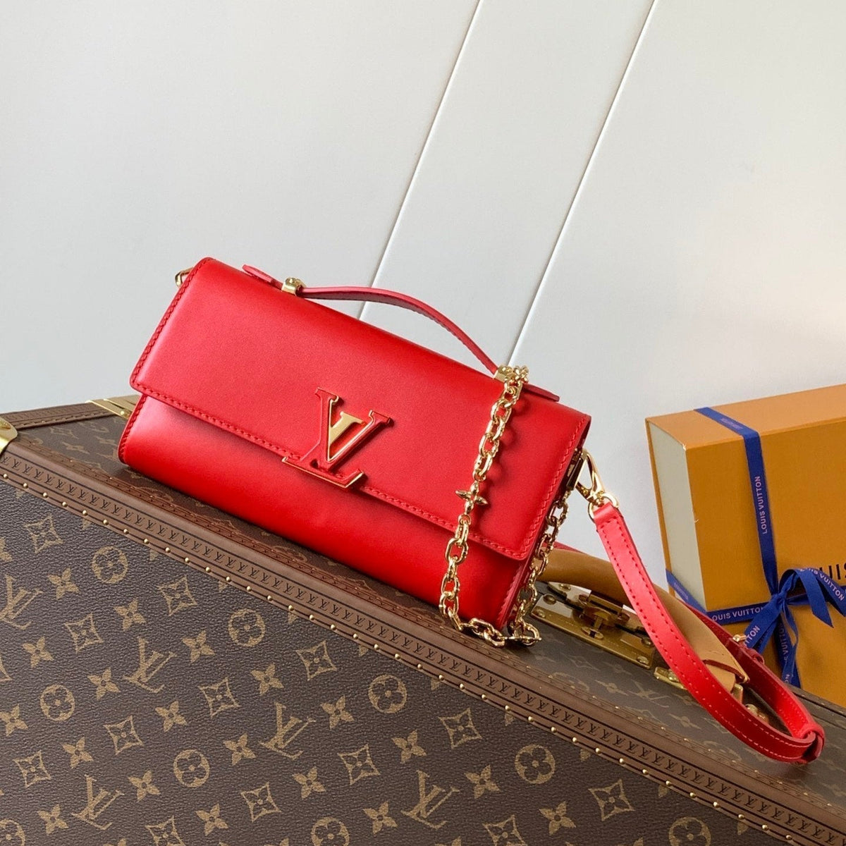 Wallet On Chain Capucines 23 in Red Smooth Calfskin Gold Hardware